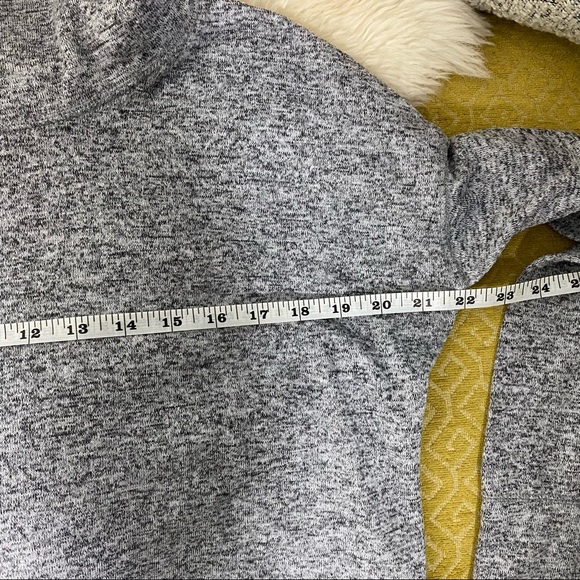 Old Navy Active Turtleneck Sweatshirt with Pockets - Picture 9 of 9
